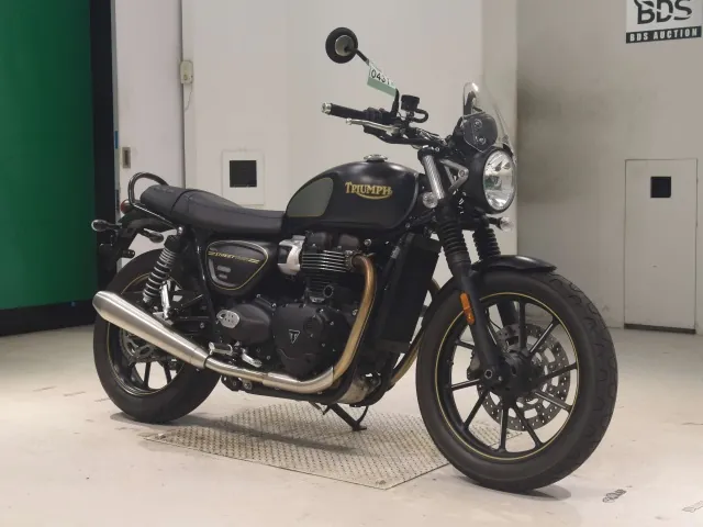 Triumph Street Twin 2021, чёрный, золотистый, фото 3