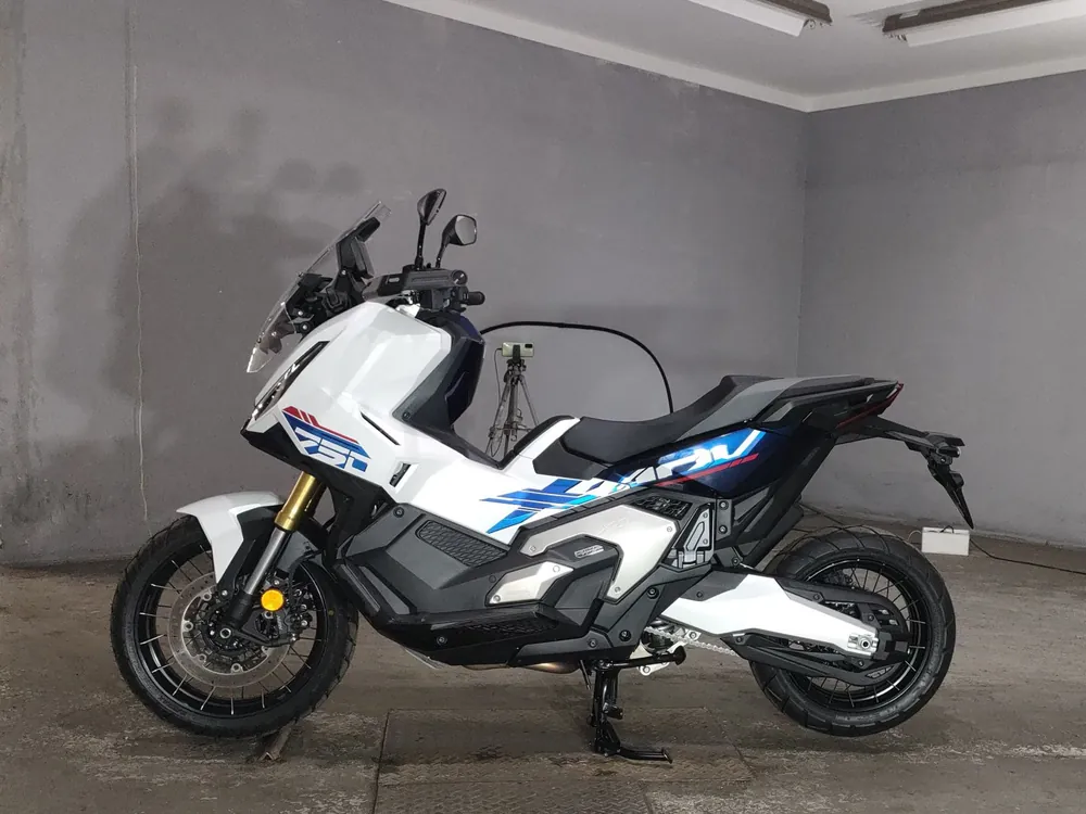 Honda X-ADV750 2026, white / blue, фото 2