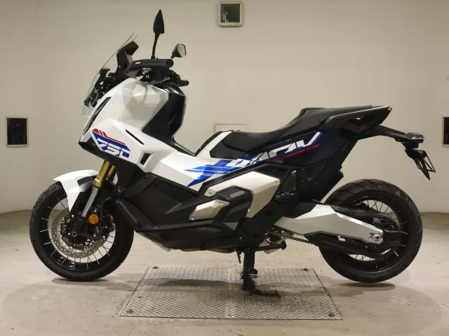 Honda X-ADV750 2026, white | navy blue, фото 2
