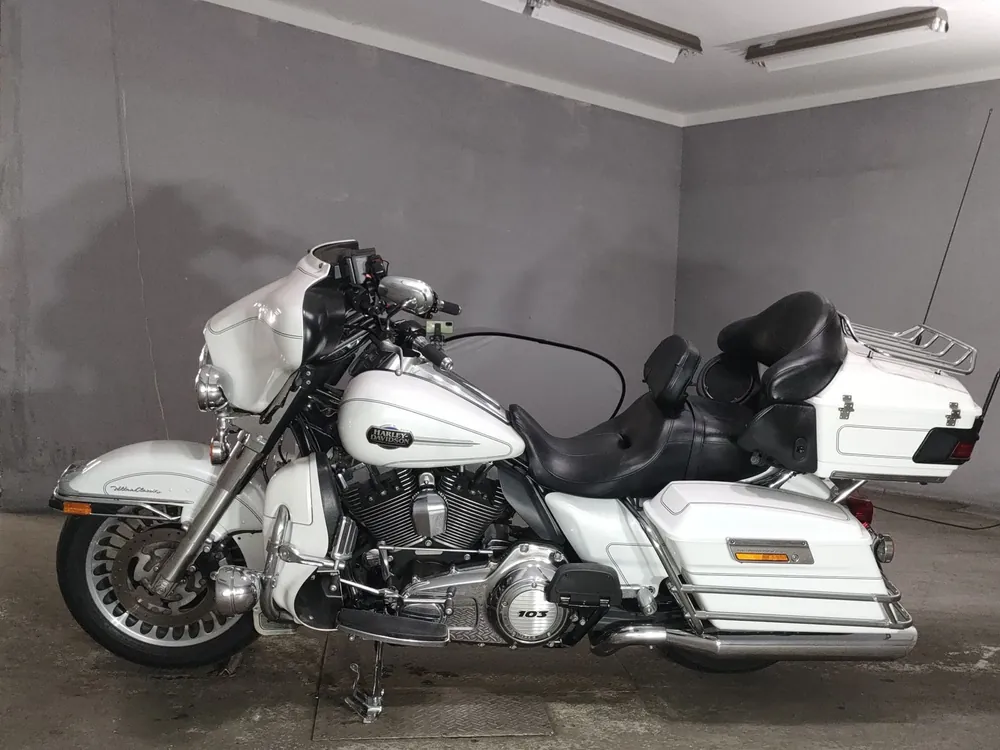 Harley-Davidson FLHTCU1690 2011, белый, фото 2