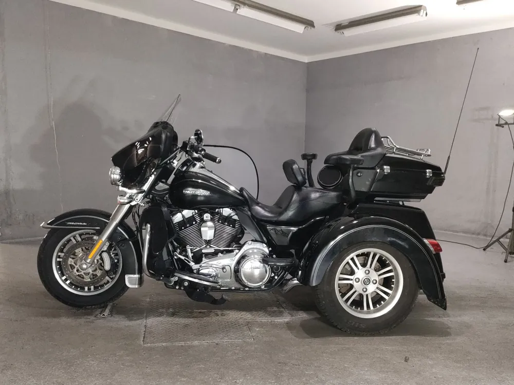 Harley-Davidson FLHTCUTG1690 TRIKE 2015, чёрный, фото 2