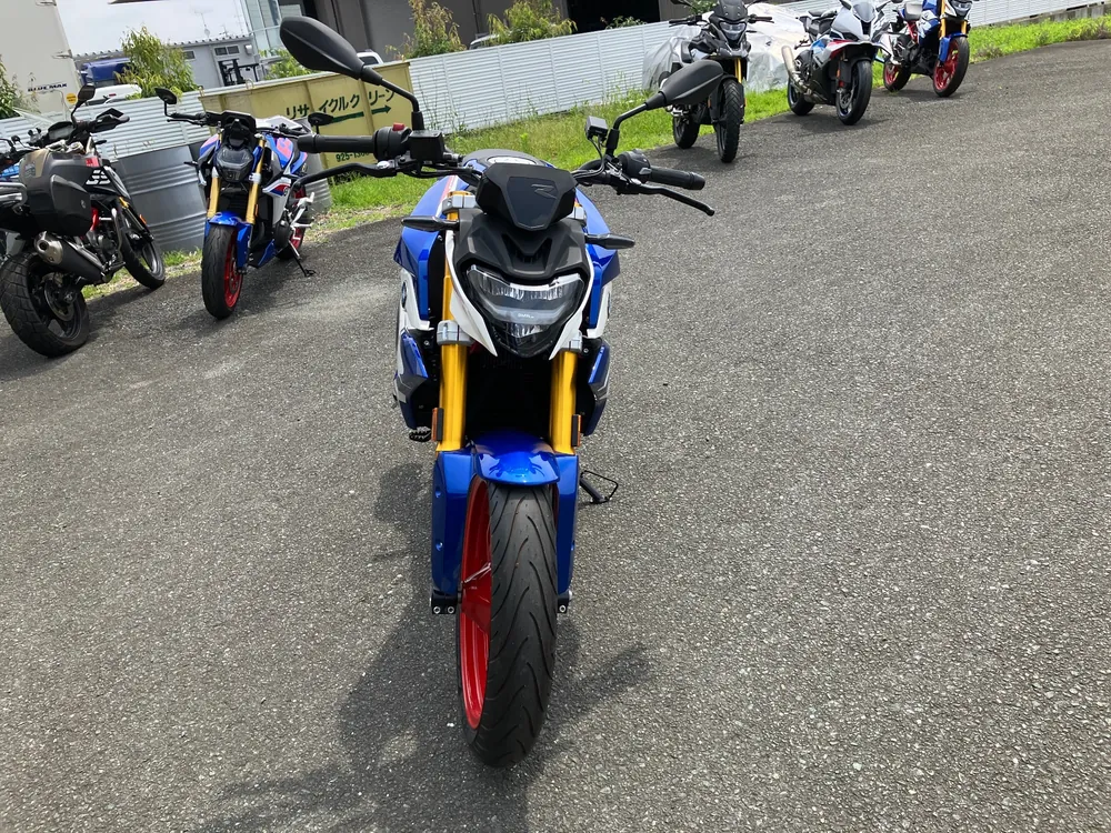 BMW G310R 2026, white / red / blue, фото 4