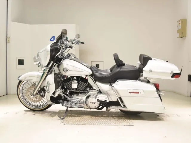Harley-Davidson FLHTCU1690 2011, белый, фото 2