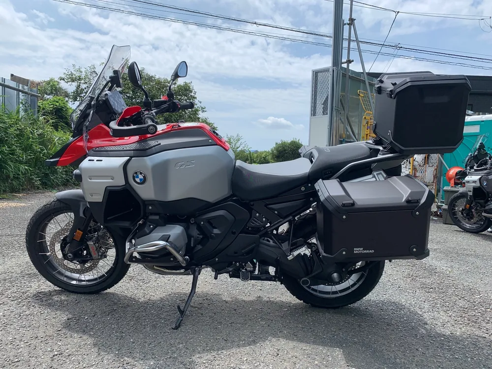 BMW R1300GS ADV 2026, red/silver, фото 3