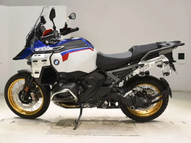 BMW R1300GS Adventure 2024, white | red | blue, фото 2