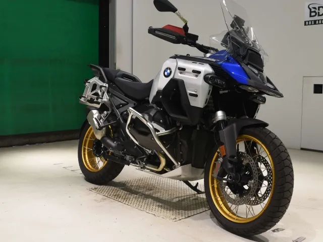 BMW R1300GS Adventure 2024, white | red | blue, фото 3
