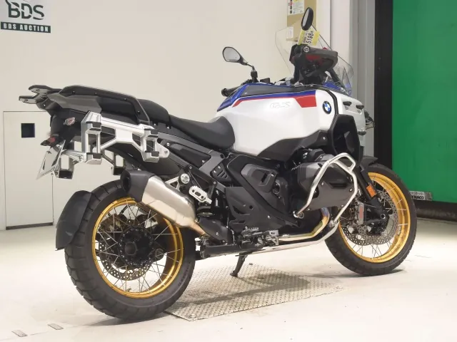 BMW R1300GS Adventure 2024, white | red | blue, фото 5