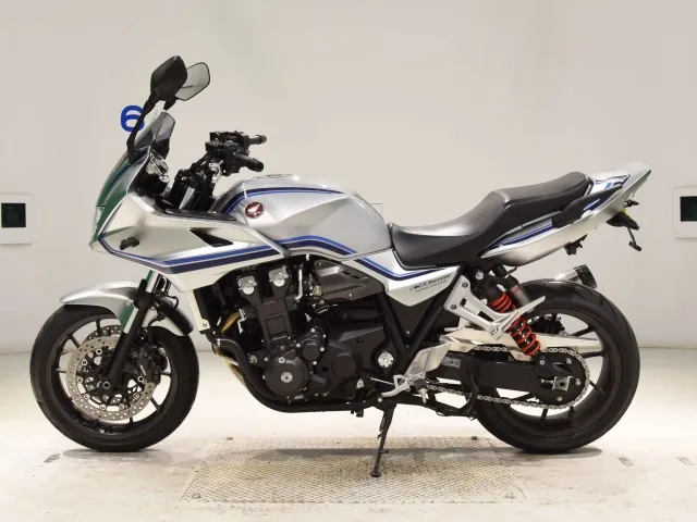 Honda CB1300 2023, серебристый, фото 2