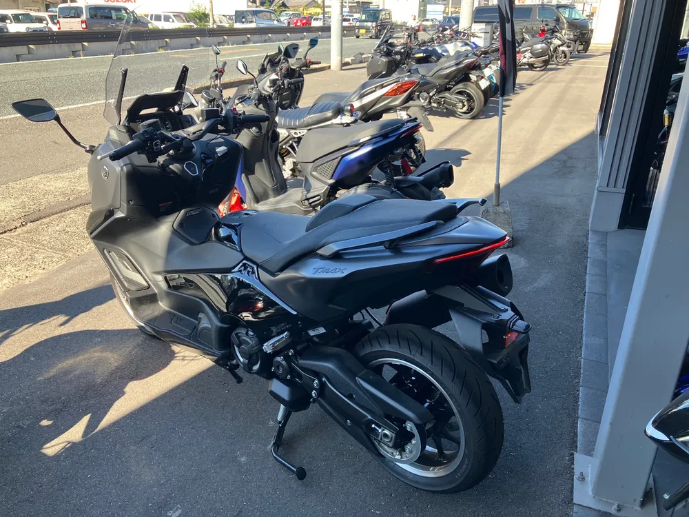 Yamaha T-Max560T 2026, серый, чёрный, фото 2