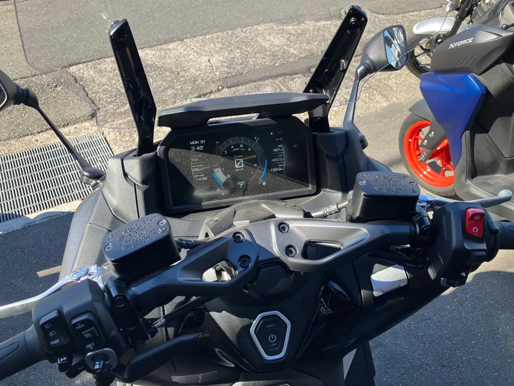 Yamaha T-Max560T 2026, серый, чёрный, фото 3