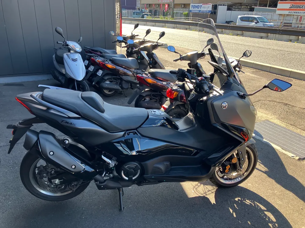 Yamaha T-Max560T 2026, серый, чёрный, фото 4