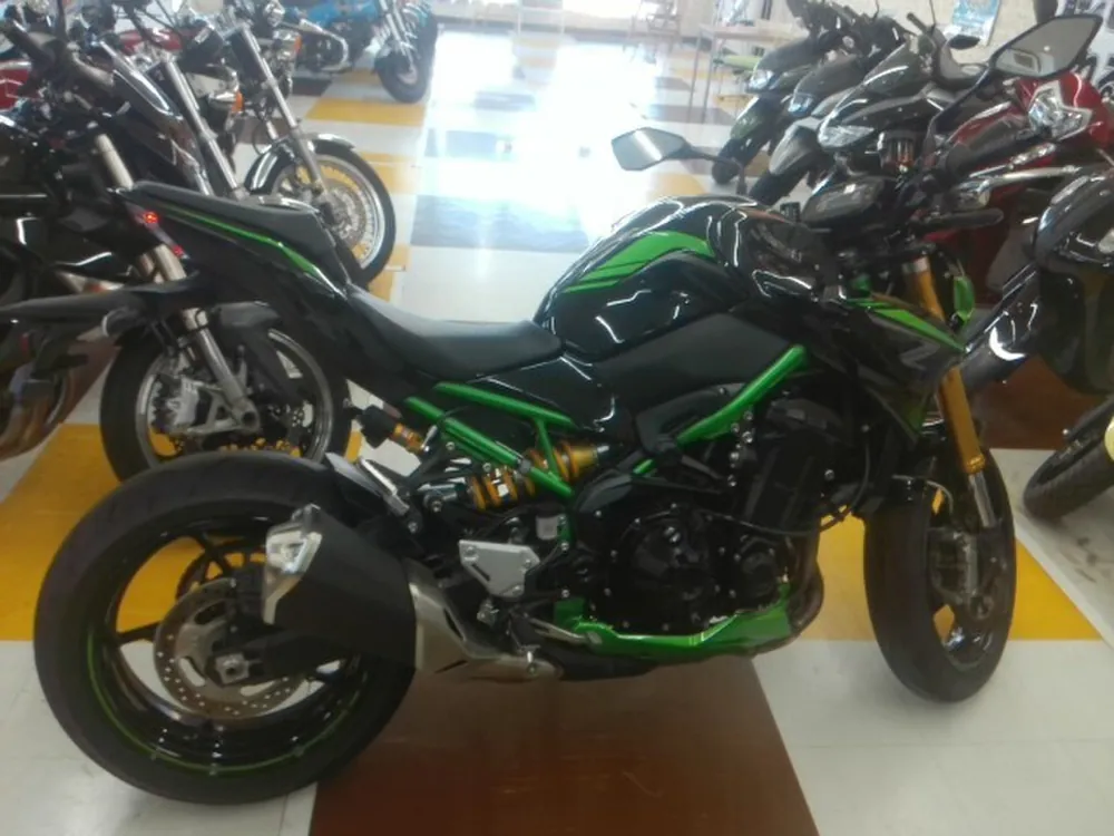 Kawasaki Z900-2 2022, чёрный, зелёный, фото 10