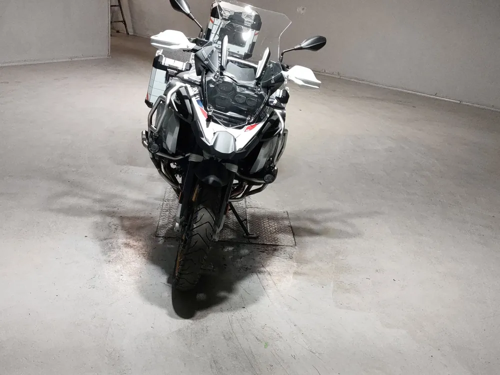BMW R1250Gs Adventure 2023, белый, красный, фото 3