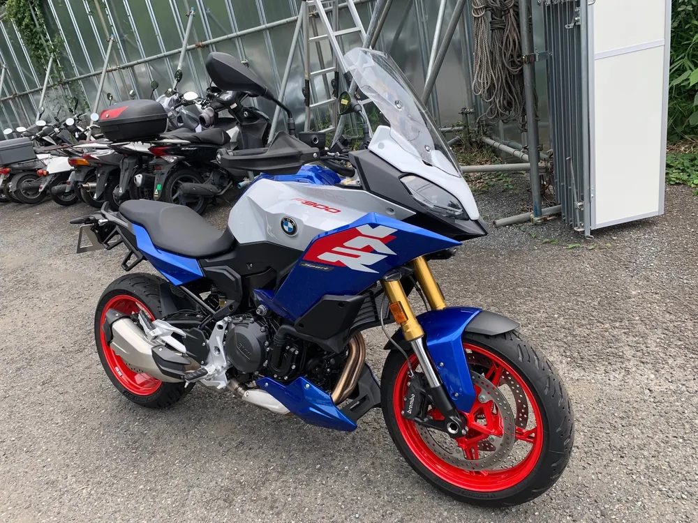 BMW F900XR STANDARD 2026, white / blue / red, фото 2