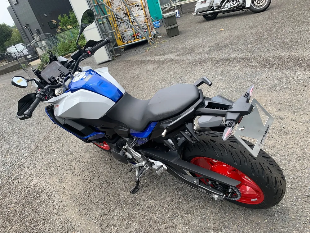 BMW F900XR STANDARD 2026, white / blue / red, фото 4