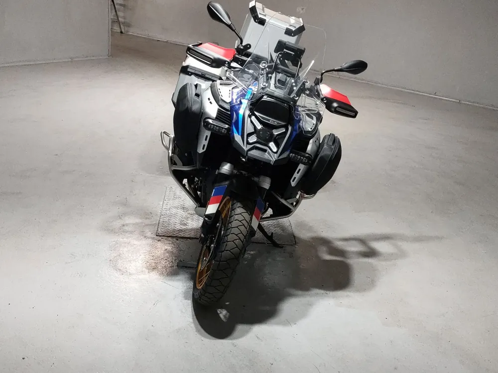 BMW R1300GS Adventure 2025, white / blue, фото 3
