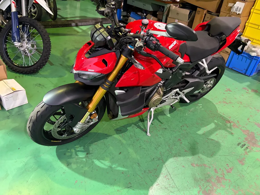 Ducati Street Fighter V4S 2021, красный, фото 11