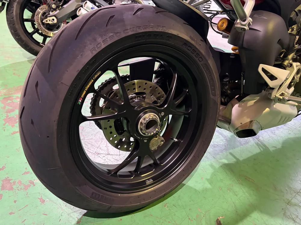 Ducati Street Fighter V4S 2021, красный, фото 9