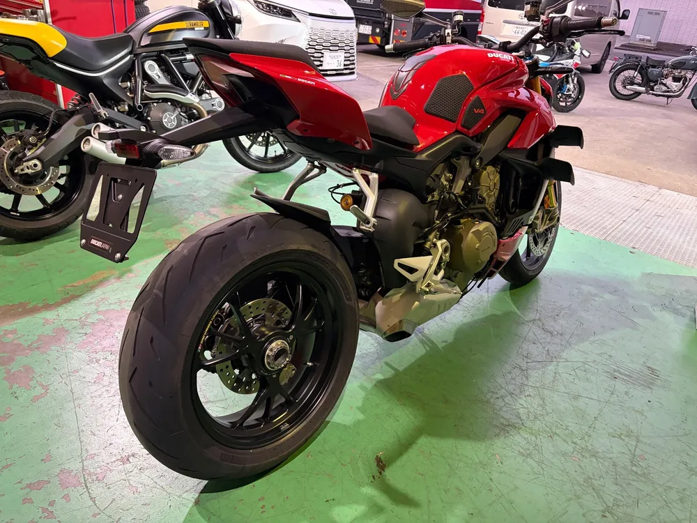 Ducati Street Fighter V4S 2021, красный, фото 10