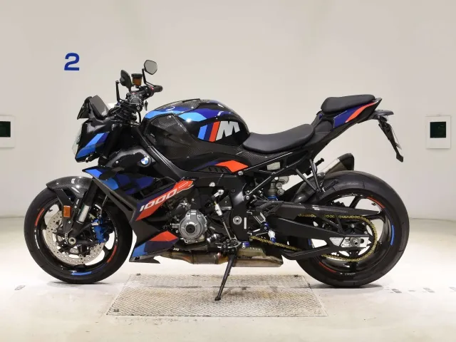 BMW M1000R 2024, black | red | blue, фото 2