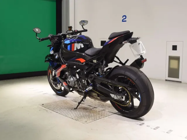 BMW M1000R 2024, black | red | blue, фото 6