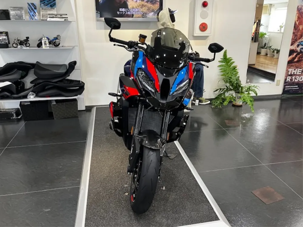 BMW M1000XR 2025, чёрный, фото 2