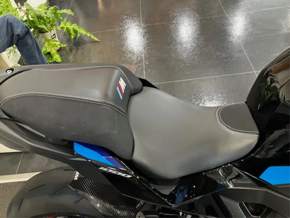 BMW M1000XR 2025, чёрный, фото 6