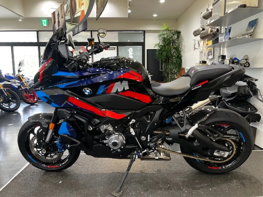 BMW M1000XR 2025, чёрный, фото 7