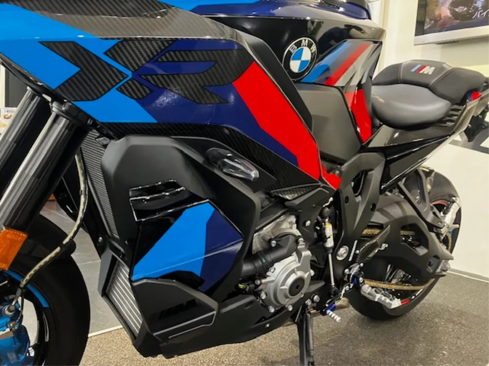 BMW M1000XR 2025, чёрный, фото 8