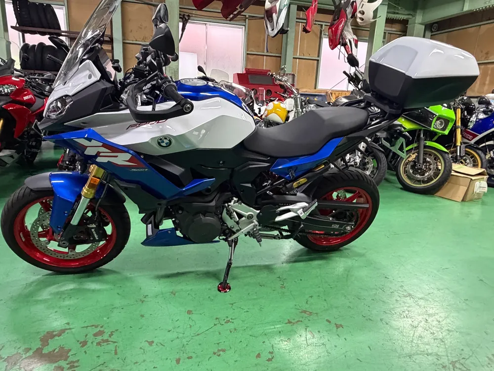 BMW F900Gs 2025, tricolor color, фото 2