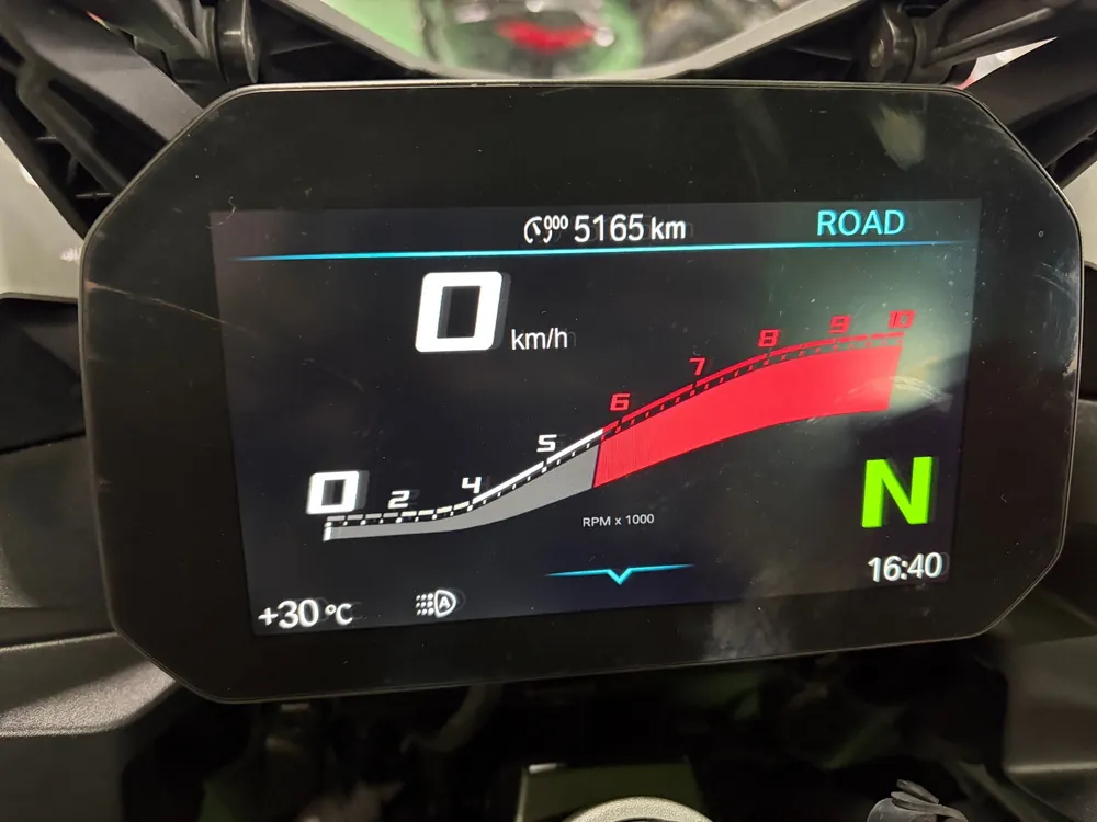 BMW F900Gs 2025, tricolor color, фото 3