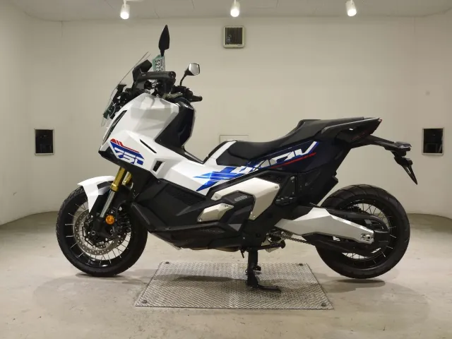 Honda X-ADV750 2026, white | red | blue, фото 2