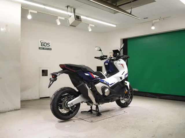 Honda X-ADV750 2026, white | red | blue, фото 5