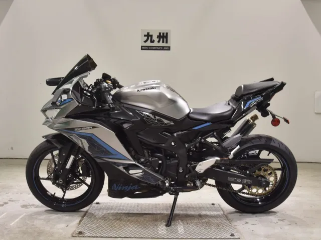 Kawasaki ZX-25R, чёрный, серебристый, фото 2