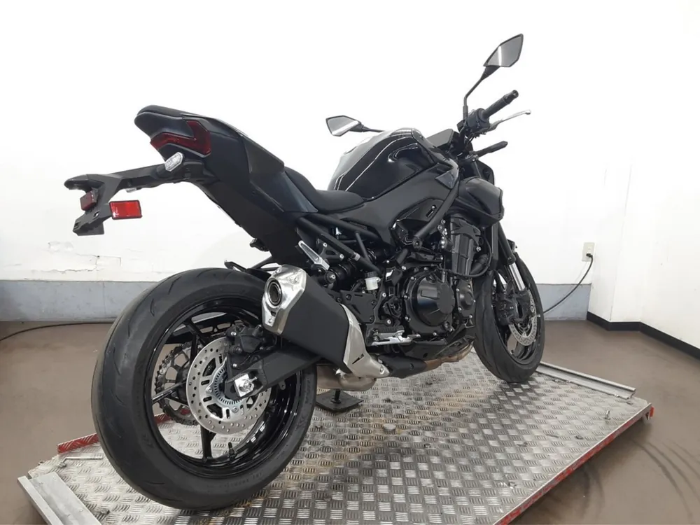Kawasaki Z900 2025, black / gun m, фото 6