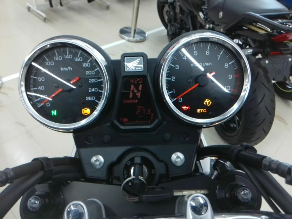 Honda CB1300 2024, серебристый, фото 3