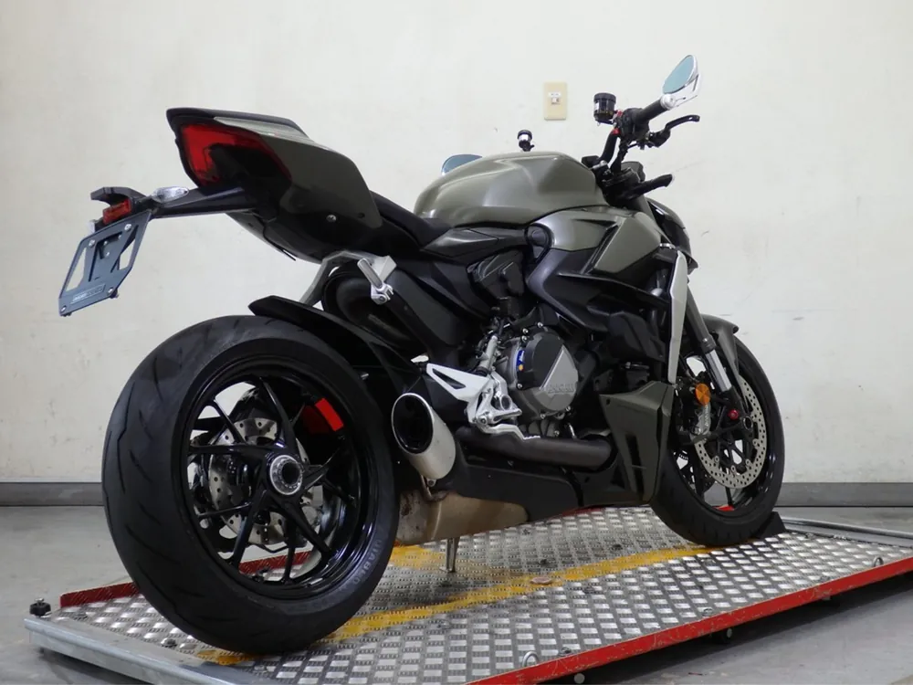 Ducati Street Fighter V2 2023, зелёный, фото 7