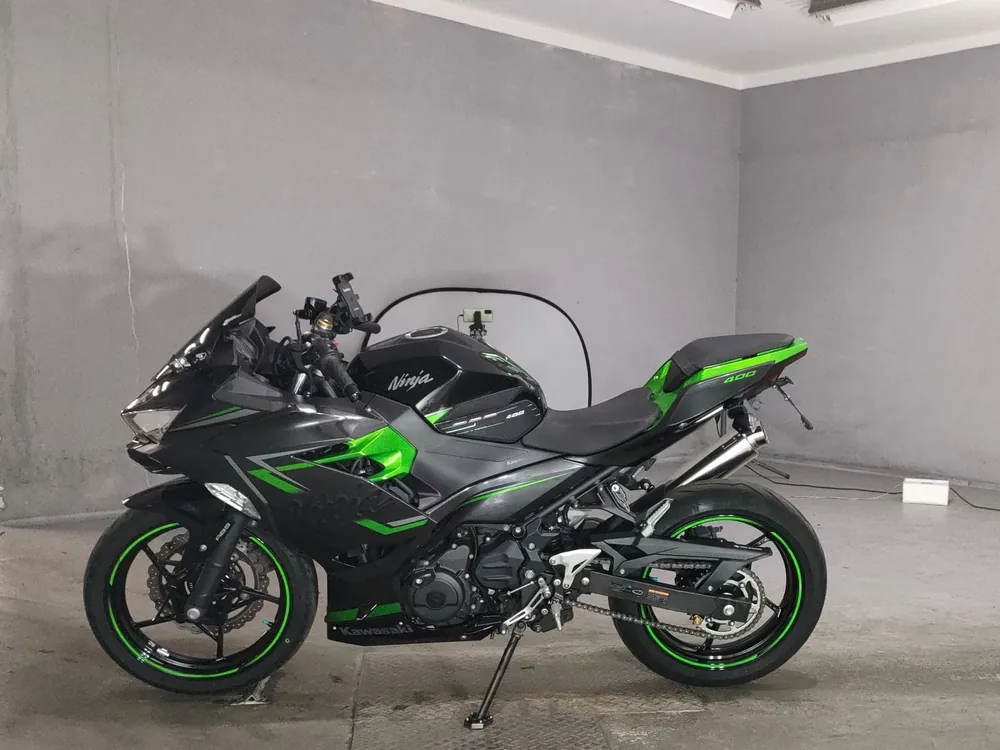 Kawasaki Z400 2024, чёрный, зелёный, фото 2