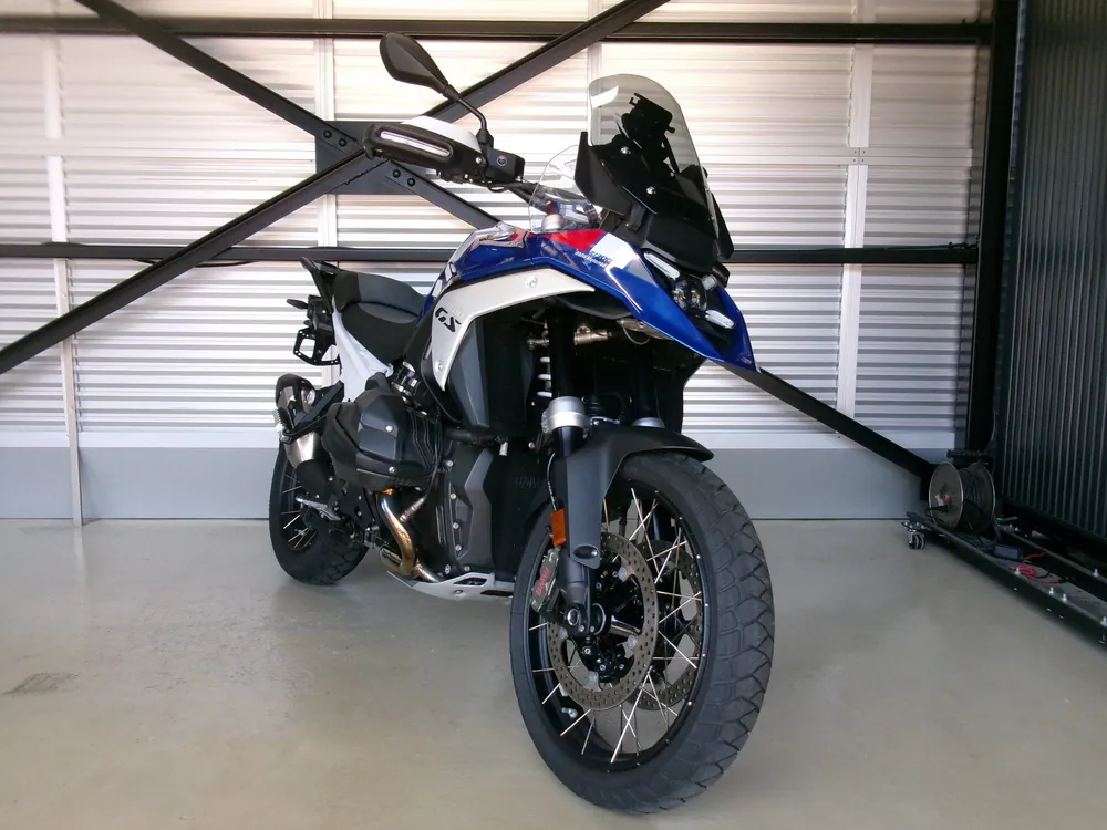 BMW R1300Gs Adv Asa 2024, белый, красный, синий, фото 4