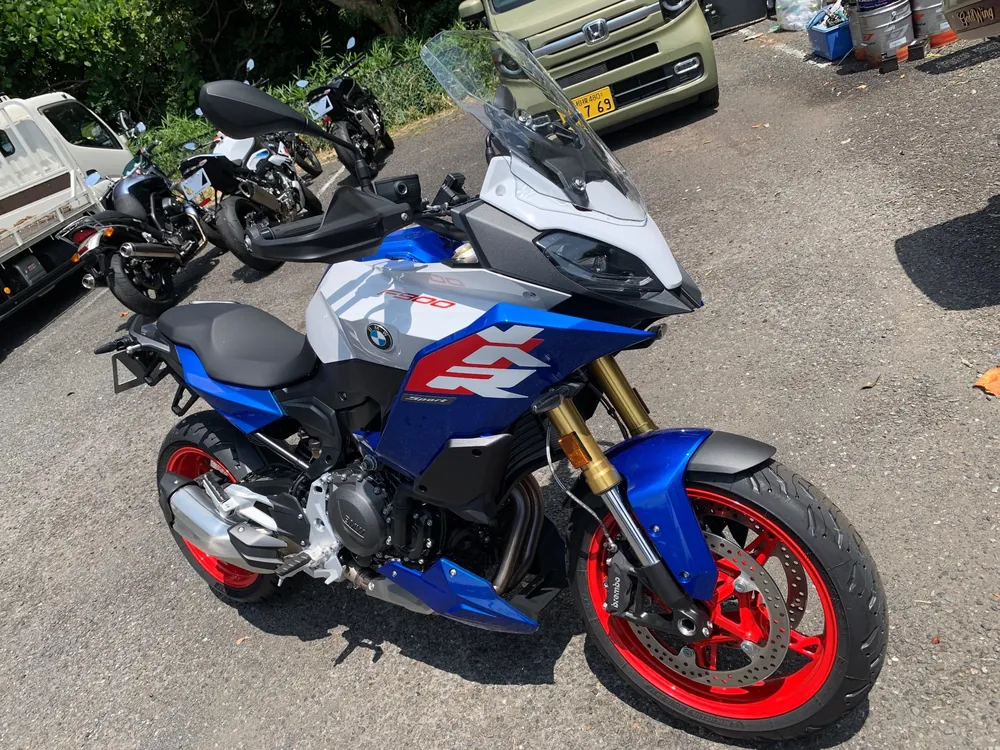 BMW F900XR STANDARD 2026, blue / white / red, фото 2