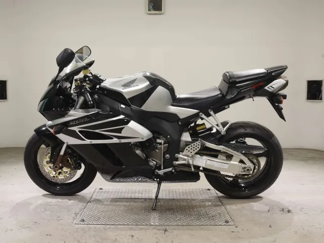 Honda CBR1000RR 2005, чёрный, серебристый, фото 2