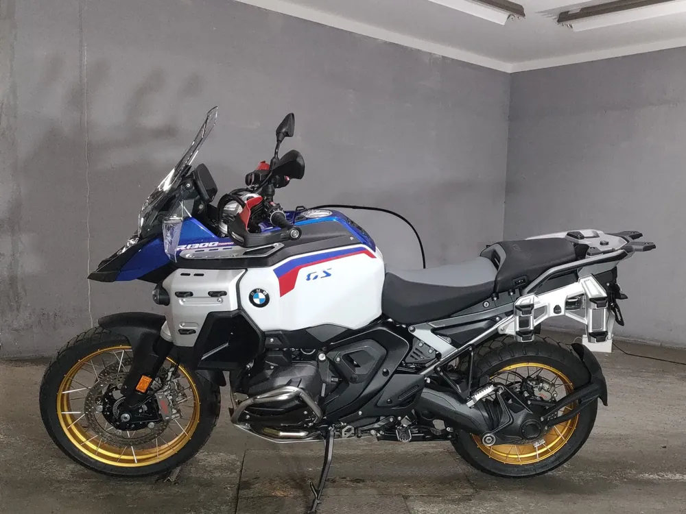 BMW R1300GS Adventure 2024, white / blue, фото 2
