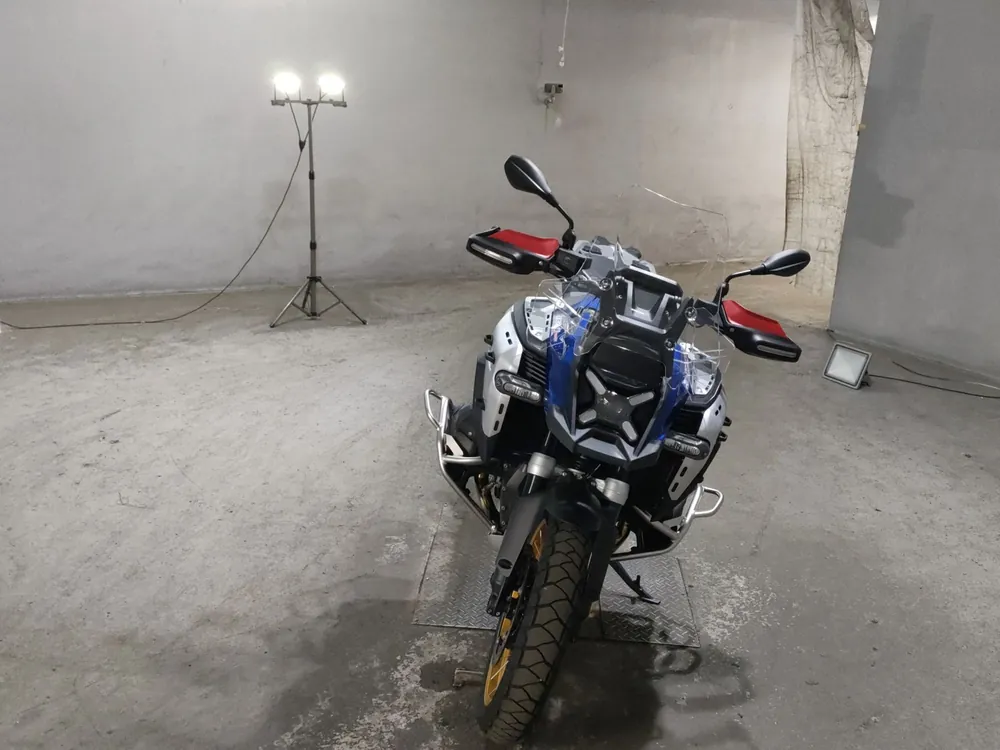 BMW R1300GS Adventure 2024, white / blue, фото 3