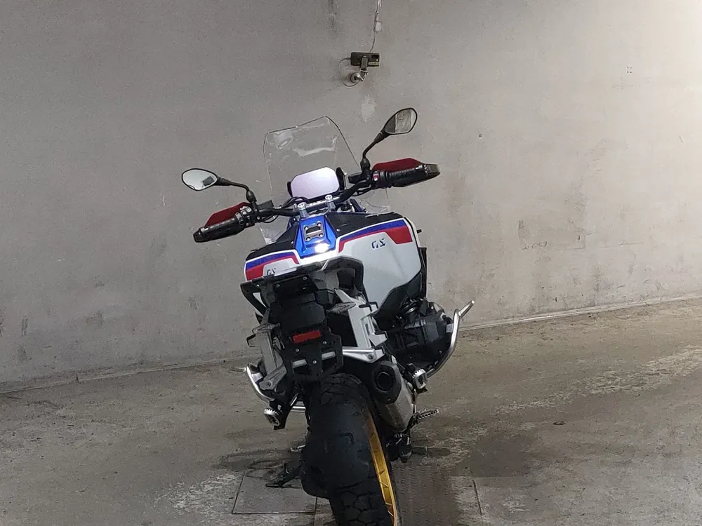 BMW R1300GS Adventure 2024, white / blue, фото 4