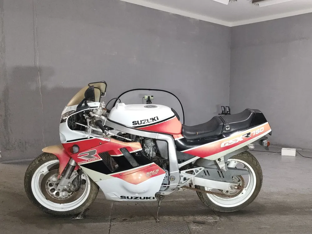 Suzuki GSX-R750 1990, красный, фото 2