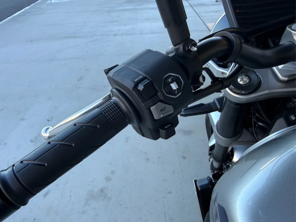 Honda CB1000F 2026, серебристый, фото 10
