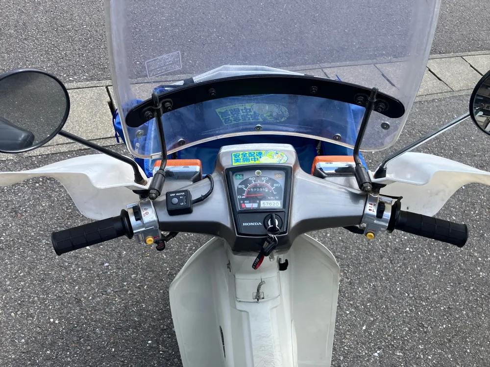 Honda Super Cub, белый, серебристый, фото 3