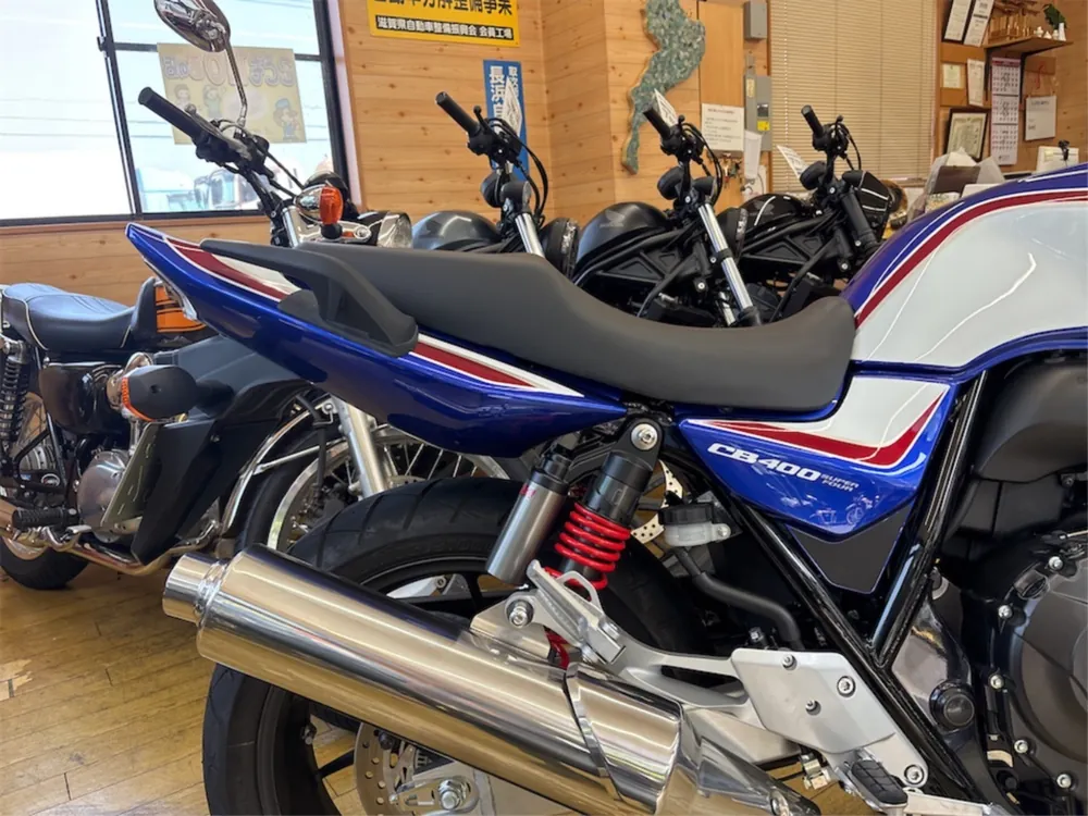 Honda CB400SB 2022, белый, синий, фото 9