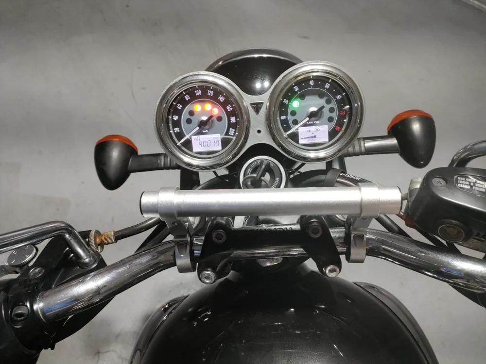 Triumph Bonneville T100 2021, чёрный, фото 5