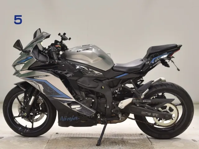 Kawasaki ZX-25R, чёрный, серебристый, фото 2